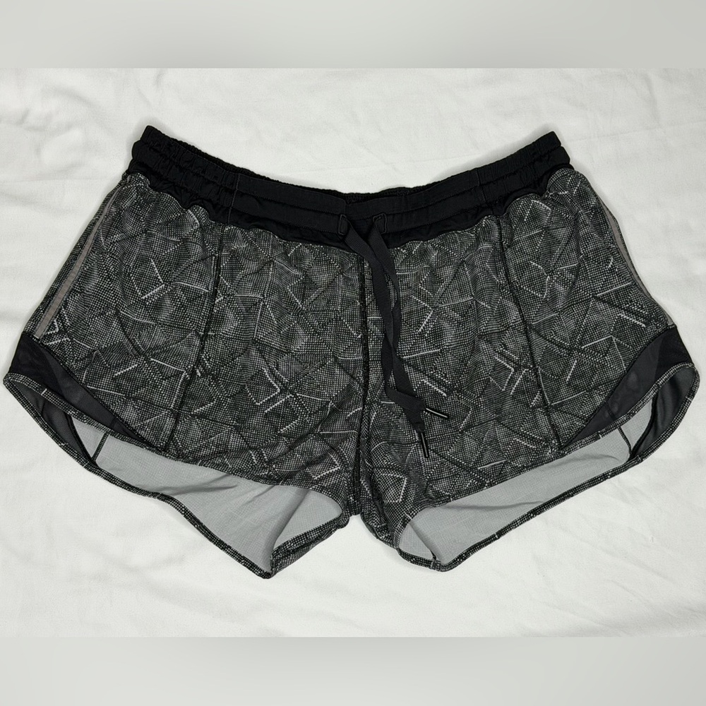 Lululemon Hotty Hot Black running 4” Shorts Women’s Size 12 Alpine White/black